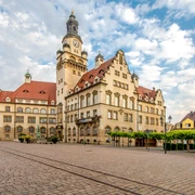 Rathaus auf dem Obermarkt mit Döbeln-Information - Sehenswürdigkeiten in der Leipzig Region Döbelner Marktplatz mit Rathaus und darin befindlicher Döbeln-Information sowie ein Brunnen davor, Leipzig Region, Ausflug