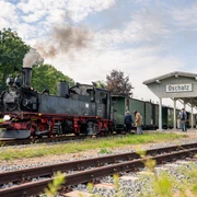 Döllnitzbahn "Wilder Robert" - Region Leipzig Die dampfende Döllnitzbahn "Wilder Robert" steht am Bahnhof Oschatz, wo bereits Fahrgäste warten, Ausflug, Dampflok, Leipzig Region