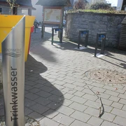 Trinkwasserspender und Ebike-Ladestation.JPG