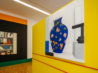 Ausstellungsraum der Galerie für Zeitgenössische Kunst - Kunst in Leipzig Im Ausstellungsraum der Galerie für Zeitgenössische Kunst ist im Vordergrund auf der rechten Seite ein Gemälde mit einer bunten Blumenvase zu sehen, im Hintergrund auf der linken Seite hängt ein weiteres Gemälde eines gefüllten Regales, Kunst, Kultur, Ausstellungshaus