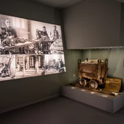 Geoportal Bahnhof Mügeln - Erlebnisausstellung in der Leipzig Region Ausstellungsfläche des Geoportals Bahnhof Mügeln mit Erlebniswelt Kaolin mit historischen Fotos und gefüllten Grubenhunt, Ausstellung, Ausflug, Leipzig Region, Geschichte