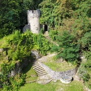 freilichtbuehne_stahle_struck.jpg Luftaufnahme der Freilichtbühne mit Steinturm und altem BaumbestandAerial view of the open-air stage with stone tower and old trees