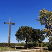 mahnkreuz_stahle_dueker.jpg Großes Holzkreuz auf Bergrücken mit Baumbestand an rechter SeiteLarge wooden cross on a ridge with trees on the right-hand side