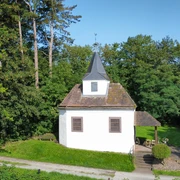 marienkapelle_stahle_struck.jpg Kleine weiße Kapelle auf einer geschützten WaldlichtungSmall white chapel in a protected forest clearing