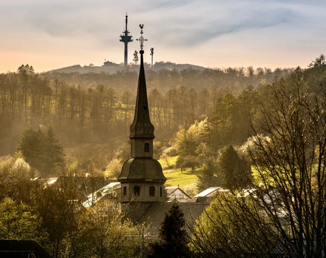 st_anna_kirche_stahle_schmitz.jpg Kirchturmspitze mit Köterberg im HintergrundChurch spire with Köterberg in the background