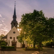 st_anna_kirche2_stahle_schmitz.jpg Kirche im Dorfkern mit Baum an der rechten SeiteChurch in the village center with tree on the right side