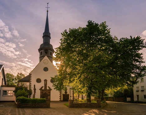 st_anna_kirche2_stahle_schmitz.jpg Kirche im Dorfkern mit Baum an der rechten SeiteChurch in the village center with tree on the right side