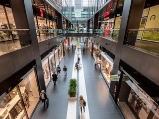 Innenansicht der Höfe am Brühl - Shopping in Leipzig Blick in das zweigeschossige Einkaufszentrum mit zahlreichen Läden, Besuchern und Besucherinnen, Shopping, Freizeit