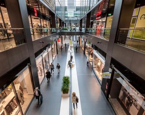 Innenansicht der Höfe am Brühl - Shopping in Leipzig Blick in das zweigeschossige Einkaufszentrum mit zahlreichen Läden, Besuchern und Besucherinnen, Shopping, Freizeit