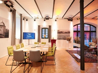 Seminar-Tagungs-Workshop-Meetingraum (1).jpg moderner Meetingraum mit Blockbestuhlung und FernseherModern meeting room with block seating and television