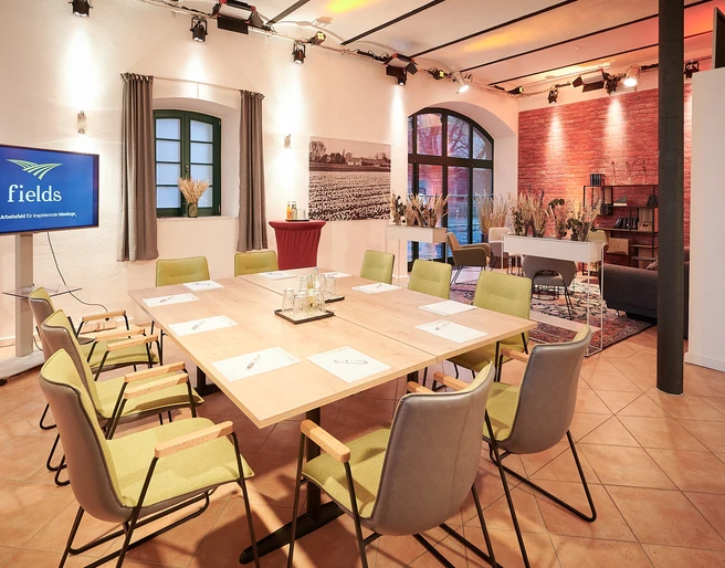 Seminar-Tagungs-Workshop-Meetingraum (2).jpg moderner Meetingraum mit Blockbestuhlung und FernseherModern meeting room with block seating and television