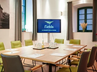 Seminar-Tagungs-Workshop-Meetingraum (3).jpg Meetingraum mit Blockbestuhlung und FernseherMeeting room with block seating and TV