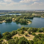 Blick auf Grüner See im Vordergrund und Silbersee im Hintergrund Luftbild zweier Seen inmitten eines grünen Waldgebietes bei Ratingen, im Hintergrund Stadtstrukturen.