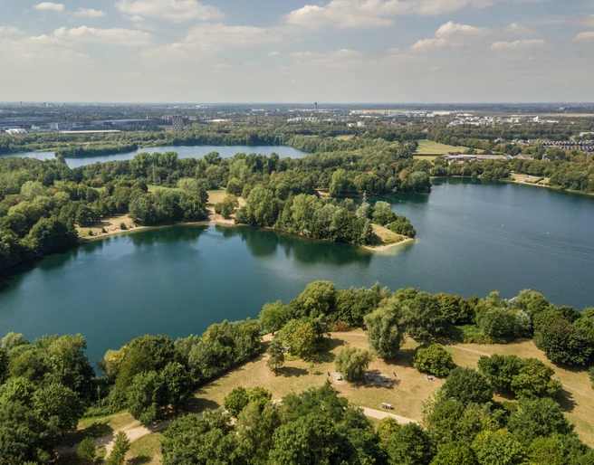Blick auf Grüner See im Vordergrund und Silbersee im Hintergrund Luftbild zweier Seen inmitten eines grünen Waldgebietes bei Ratingen, im Hintergrund Stadtstrukturen.