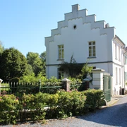 Haus Morp in Erkrath Historische Villa in Erkrath, umgeben von gepflegtem Garten und majestätischer Baumkulisse.