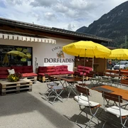 Dorfladen_Farchant_c_Tourist-Information_Farchant.jpg Tische mit Sonnenschirmen und bequeme Sitzmöglichkeiten direkt vor dem Dorfladen