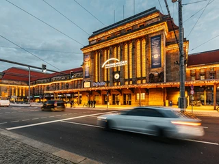Promenaden Hauptbahnhof Leipzig - Shopping in Leipzig Blick auf die mit Lichterketten behangene hell erleuchtete Osthalle des Promenaden Hauptbahnhofs Leipzig zur Vorweihnachtszeit, Shopping, Anreise, Verkehr