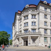 Museum in der "Runden Ecke" - Museen in Leipzig Blick auf das Gebäude mit der runden Ecke, in dem sich das gleichnamige Museum in der "Runden Ecke" befindet, strahlend blauer Himmel im Hintergrund, Gedenkstätte, Geschichte