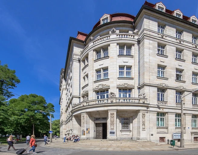 Museum in der "Runden Ecke" - Museen in Leipzig Blick auf das Gebäude mit der runden Ecke, in dem sich das gleichnamige Museum in der "Runden Ecke" befindet, strahlend blauer Himmel im Hintergrund, Gedenkstätte, Geschichte