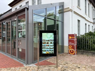 Infoterminal am Rathaus Thedinghausen Infoterminal vor dem Rathaus Thedinghausen mit digitalem Display und angrenzender Fahrradladestation.