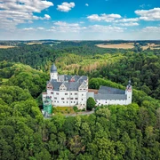 Schloss Rochsburg - Schlösser der Leipzig Region Vogelperspektive auf Schloss Rochsburg umgeben von grünen Wäldern und Feldern in der Ferne, Ausflugsziel, Wandern