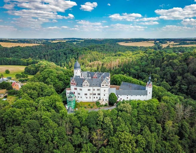Schloss Rochsburg - Schlösser der Leipzig Region Vogelperspektive auf Schloss Rochsburg umgeben von grünen Wäldern und Feldern in der Ferne, Ausflugsziel, Wandern
