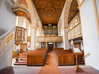 Silbermann-Orgel in der St. Georgenkirche Rötha - Orgeln in der Leipzig Region Blick auf das Kirchenschiff der St. Georgenkirche Rötha mit der Silbermann-Orgel aus dem Jahr 1721 vom Altar aus, Leipzig Region