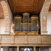 Silbermann-Orgel in der St. Georgenkirche Rötha - Orgeln in der Leipzig Region Blick auf die reichlich verzierte Silbermann-Orgel aus dem Jahr 1721 in der St. Georgenkirche Rötha, Leipzig Region