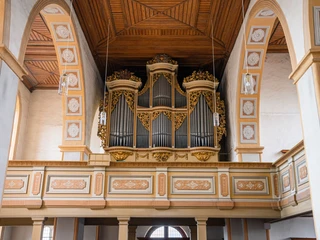 Silbermann-Orgel in der St. Georgenkirche Rötha - Orgeln in der Leipzig Region Blick auf die reichlich verzierte Silbermann-Orgel aus dem Jahr 1721 in der St. Georgenkirche Rötha, Leipzig Region