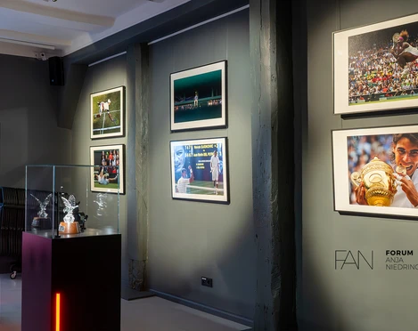 Veranstaltungskalender Höxter.jpg Innenansicht des Forum Anja Niedringhaus mit Fotographien von Anja Niedringhaus