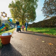 Familie auf dem Erlebnispfad Mara Marienkäfer