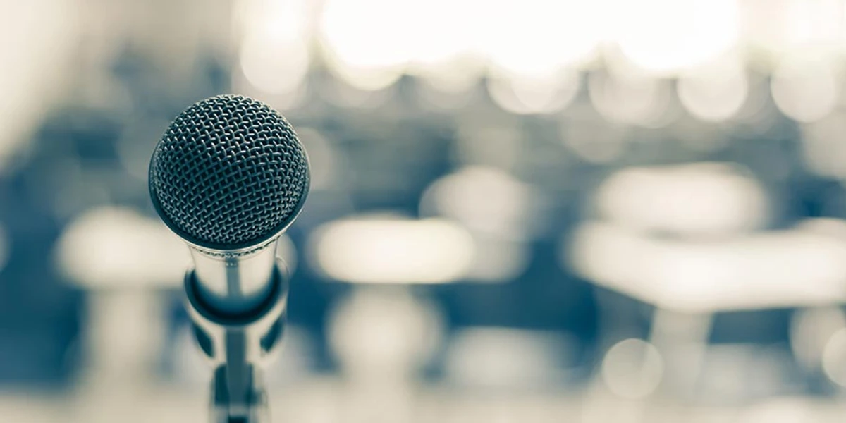 Mikrofon_Vortrag_c_adobestock_chinnapong.jpg