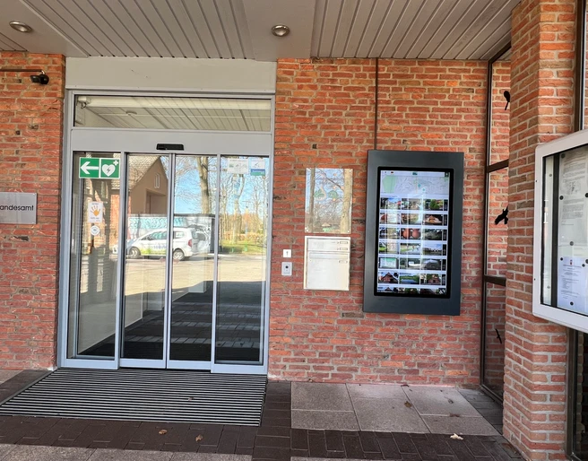 Infoterminal Heemsen Der Eingang des Standesamtes in Heemsen ist mit einem digitalen Infoterminal ausgestattet.