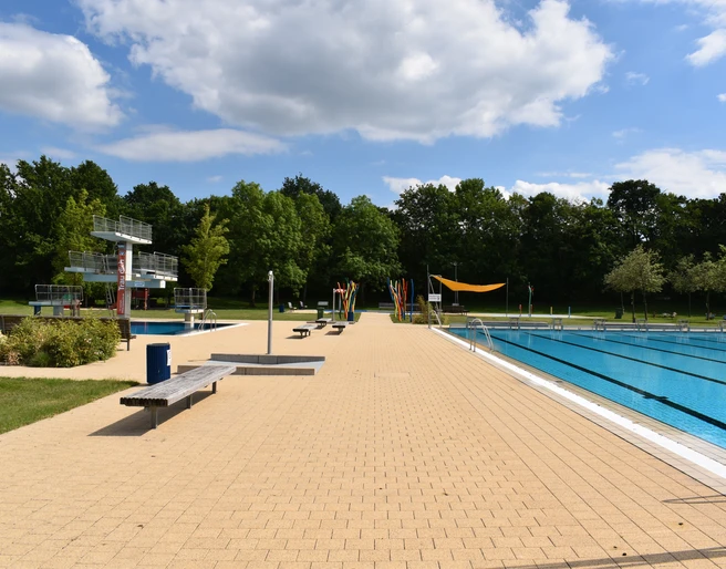 Sprung- und Schwimmbecken Blick auf Sprung- und Schwimmbecken