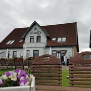 Kanal 33: Biergarten Der Blick auf das Gebäude Kanal 33 vom Biergarten aus