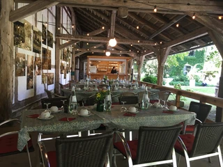 überdachte Terasse (c) Café Klosterhof Brunshausen.jpg