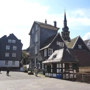 Langenberg-Fachwerk-Bücherstadt_Krick.JPG Fachwerkhäuser im historischen Stadtzentrum von Langenberg bei sonnigem Wetter.