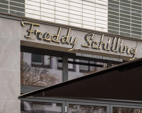 Freddy Schilling Außenansicht auf das Restaurant Feddy Schilling mit LogoExterior view of the Feddy Schilling restaurant with logo