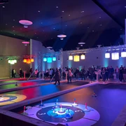 IMG-20250113-WA0018.jpg Menschengruppe in der Stadthalle beim Eisstockschießen