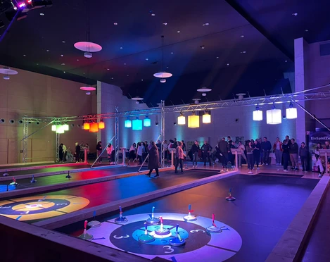 IMG-20250113-WA0018.jpg Menschengruppe in der Stadthalle beim Eisstockschießen