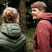 Wandern im Teutoburger Wald Ein Mann und eine Frau wandern in waldreicher Umgebung, tragen wetterfeste Kleidung.