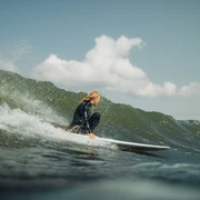 Surferin mit Welle