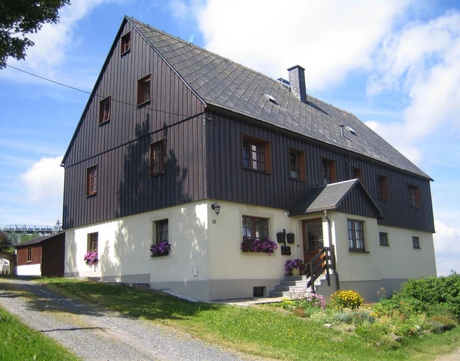 Außenansicht Haus im Sommer
