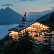 restaurant-luegibrueggli-abend-beleuchtung-thunersee-niesen.jpg