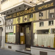 Le Moissonnier Außenansicht auf das Restaurant. Schrift und Aufmachung der Fassade im Jugendstil. Exterior view of the restaurant. The writing and design of the facade in Art Nouveau style.