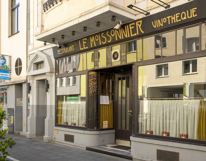 Le Moissonnier Außenansicht auf das Restaurant. Schrift und Aufmachung der Fassade im Jugendstil. Exterior view of the restaurant. The writing and design of the facade in Art Nouveau style.
