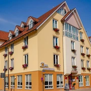 Ansicht_Flair-Hotel-Stadt-Hoexter_flach_Ute-Sievers-Fotografie_fullhd.jpg Außenansicht des dreistöckigen Hotels , gelb gestrichen mit Blumenkästen