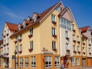 Ansicht_Flair-Hotel-Stadt-Hoexter_flach_Ute-Sievers-Fotografie_fullhd.jpg Außenansicht des dreistöckigen Hotels , gelb gestrichen mit Blumenkästen