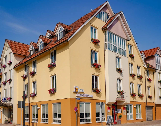 Ansicht_Flair-Hotel-Stadt-Hoexter_flach_Ute-Sievers-Fotografie_fullhd.jpg Außenansicht des dreistöckigen Hotels , gelb gestrichen mit Blumenkästen