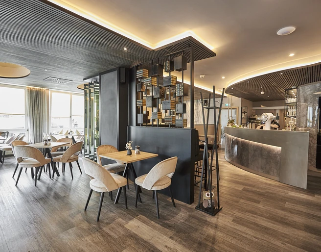 FH-StadtHoexter-Knusperstuebchen-by-MarcusBrodt.jpg Gastraum mit Tischen und Stühlen